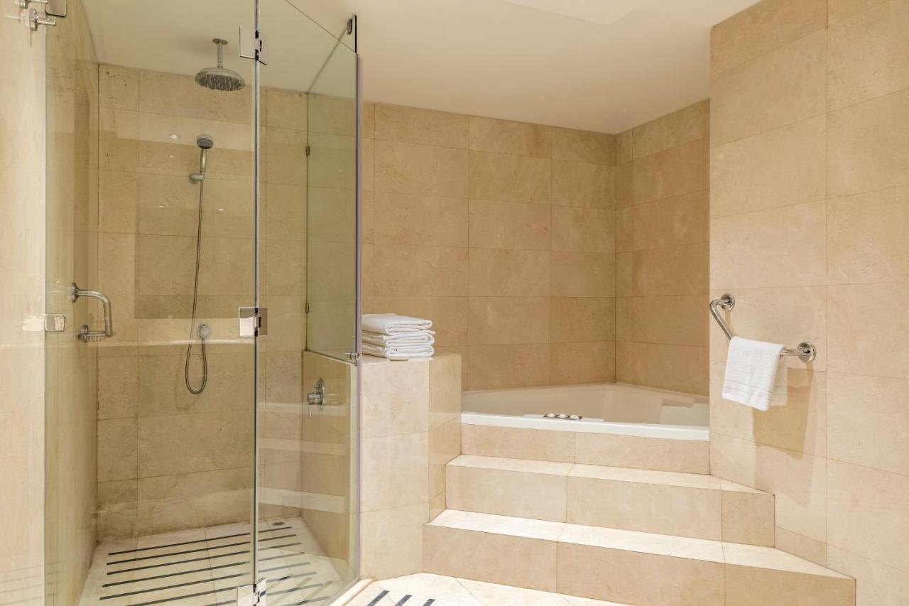 Sheraton Miramar Hotel & Convention Center Βίνα Ντελ Μαρ Εξωτερικό φωτογραφία A shower enclosure with a fixed glass door